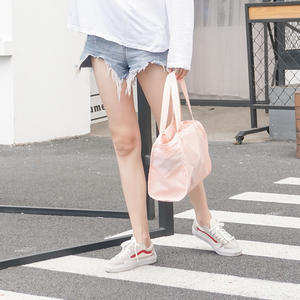 กระเป๋าเป้สะพายหลังกันน้ำแบบพับได้สีชมพู พร้อมช่องซิปด้านใน สายสะพายไหล่ เหมาะสำหรับการเดินทางพักผ่อน - Product Image 3