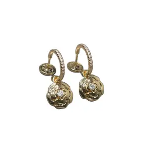 2024 new quality brand earrings swing c-word pearl earrings lady magnet high fashion jewelry wholesale goth chain earrings