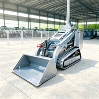 Chargeuse compacte avec fourches à palettes, charrues à neige, motoculteurs et râteaux, connectées via des lignes hydrauliques auxiliaires doubles