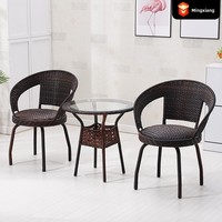 Ensemble de salle à manger trois pièces en osier, fauteuil pivotant moderne et minimaliste pour extérieur et table d'appoint de balcon pour patio/cour/chalet