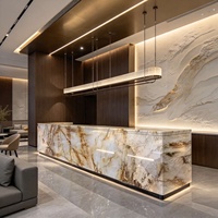 Îlot de cuisine en marbre rétroéclairé sur mesure, comptoir de bar cascade en pierre translucide lumineuse à LED, évier, panneau en bois, cuisine ouverte de villa