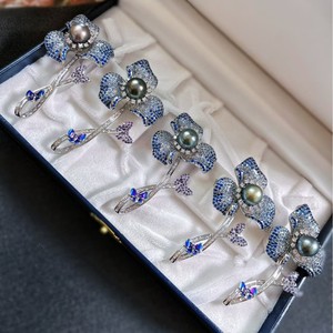 ผู้ผลิตขายส่งโดยตรง เครื่องประดับเสื้อสูทสีน้ำเงินระดับไฮเอนด์ ต่างหูมุกตาฮิติจากน้ำทะเล รูปดอกกุหลาบ - Product Image 1