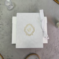 Carte de mariage en velours blanc Creative Glamour Venue Invitation à pompon doré de luxe Cadeau unique pour votre journée spéciale