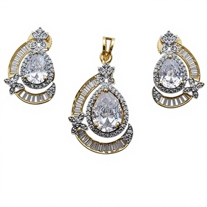 Lujoso juego de colgantes con acabado dorado y blanco con circonita radiante para mujeres, looks de boda y fiesta para mujeres y niñas - Product Image 2