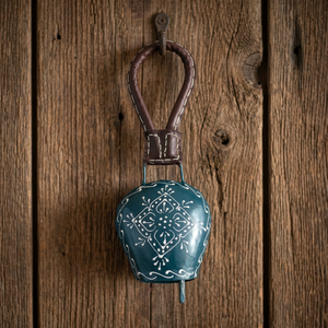 Campana Metálica Hecha a Mano para Colgar en la Pared, Decoración Azul con Patrón Blanco, Estilo Tradicional, Decoración Navideña para Interiores - Product Image 4