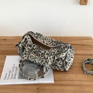 <span class=keywords><strong>Sac</strong></span> à bandoulière imprimé léopard sur mesure, nouvelle arrivée, sacs à bandoulière à rivets tendance pour femmes et hommes, sacs fourre-tout - Product Image 3
