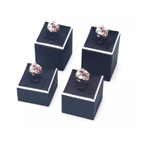 Vente en gros sur mesure Présentoir à bagues en cuir brossé noir pour bagues de mariage avec étiquettes de prix pour table de bijouterie