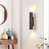 Applique murale moderne minimaliste en pierre noire, lampe verticale longue en travertin avec éclairage d'ambiance LED blanc chaud pour couloir et entrée