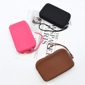 Pochette à fermeture éclair en silicone personnalisée avec motif de petites lettres, étanche, pour rouge à lèvres, grande capacité, écologique et portable - Product Image 1