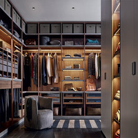 Armoire de chambre à coucher Prima Walk in Closet, armoire moderne en contreplaqué et bois de teck, armoire d'angle avec îlot central