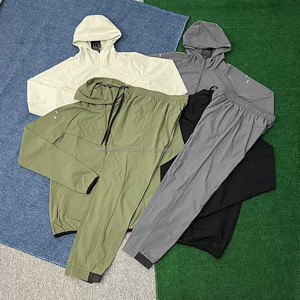 Ensemble de survêtement 2 pièces coupe-vent pour homme : veste courte et pantalon cargo zippé en nylon et polyester – Vente en gros - Product Image 3