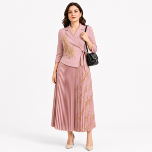 Elegantes Designer-Set im Miyake-Stil: Wickelblazer mit gekerbtem Kragen und plissiertem Rock mit Goldprint-Patchwork - Product Image 6