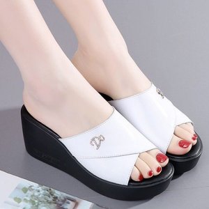 Le nuove pantofole primaverili ed estive sono alla moda <span class=keywords><strong>sandali</strong></span> piatti a <span class=keywords><strong>tacco</strong></span> <span class=keywords><strong>medio</strong></span> semplici e versatili pantofole comode e resistenti - Product Image 2