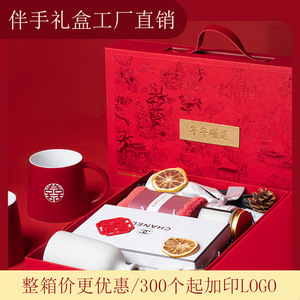 กล่องของขวัญสีแดงแมคเควอย 38x24x6.7 ซม. พร้อมดีไซน์ฟอยล์สีทองสำหรับงานแต่งงาน วันเกิด และงานเฉลิมฉลอง - Product Image 4