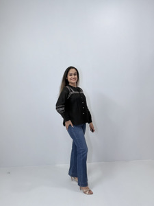 Blusa Peplum Negra de Algodón Bordada para Mujer con Hilo Blanco, Pliegues y Botones Frontales, Estilo Casual Étnico Bohemio de Verano - Product Image 4