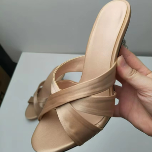 Sandalias de tacón alto con punta abierta y diseño sin cordones, elegantes para fiestas al aire libre, con característica de aumento de altura y tacón especial. - Product Image 5