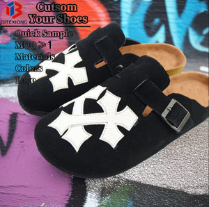 Mules sabots unisexe personnalisées à enfiler avec soutien <span class=keywords><strong>de</strong></span> la voûte plantaire en daim <span class=keywords><strong>de</strong></span> vache, pantoufles Birken d'hiver en liège avec impression <span class=keywords><strong>de</strong></span> patch croisé - Product Image 1