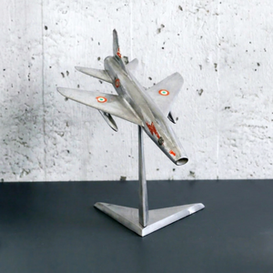 Ce modèle est en métal et monté sur un support triangulaire. L'avion est peint en argent et présente l'armée de l'air. - Product Image 1
