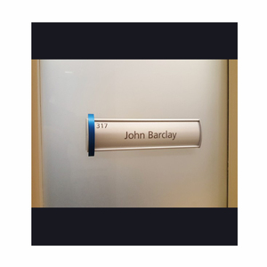 Cartello <span class=keywords><strong>da</strong></span> tavolo personalizzato riservato supporto per cartello personalizzato nome della Reception dell'hotel Display segnaletica <span class=keywords><strong>targhetta</strong></span> in alluminio per <span class=keywords><strong>scrivania</strong></span> <span class=keywords><strong>da</strong></span> ufficio - Product Image 6