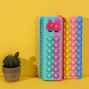 Lot <span class=keywords><strong>de</strong></span> 2 : Bloc-notes A5 spirale Licorne Pop It Fidget et <span class=keywords><strong>Trousse</strong></span> à crayons en silicone anti-stress à bulles pour enfants, fournitures scolaires (personnalisable) - Product Image 6