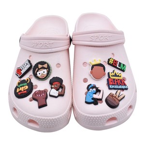 Vente en gros Ornements de sandale personnalisés Décoration de chaussures pour hommes Accessoires sabots noirs Charmes de chaussures noirs en caoutchouc PVC souple pour sabots - Product Image 2