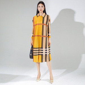 Vestido Miyake Midi para Mujer Madura, Tejido Ecológico, Plisado, Estampado Vintage a Rayas, Corte Regular, Talla Grande, Cierre de un Solo Botón - Product Image 5