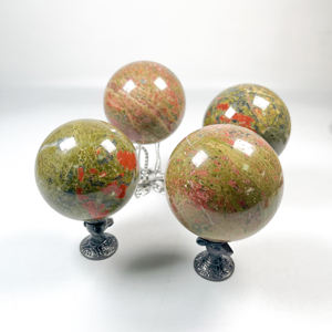 Sphère de pierre précieuse Unakite verte et rose, pierre naturelle polie, présentant des motifs minéraux variés et une forme arrondie - Product Image 3