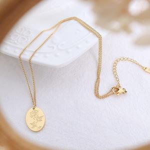 Collana con Ciondolo a Forma di Rosa Geometrica in Acciaio Inossidabile Placcato Oro 18k di Alta Qualità per Uso Quotidiano - Product Image 2