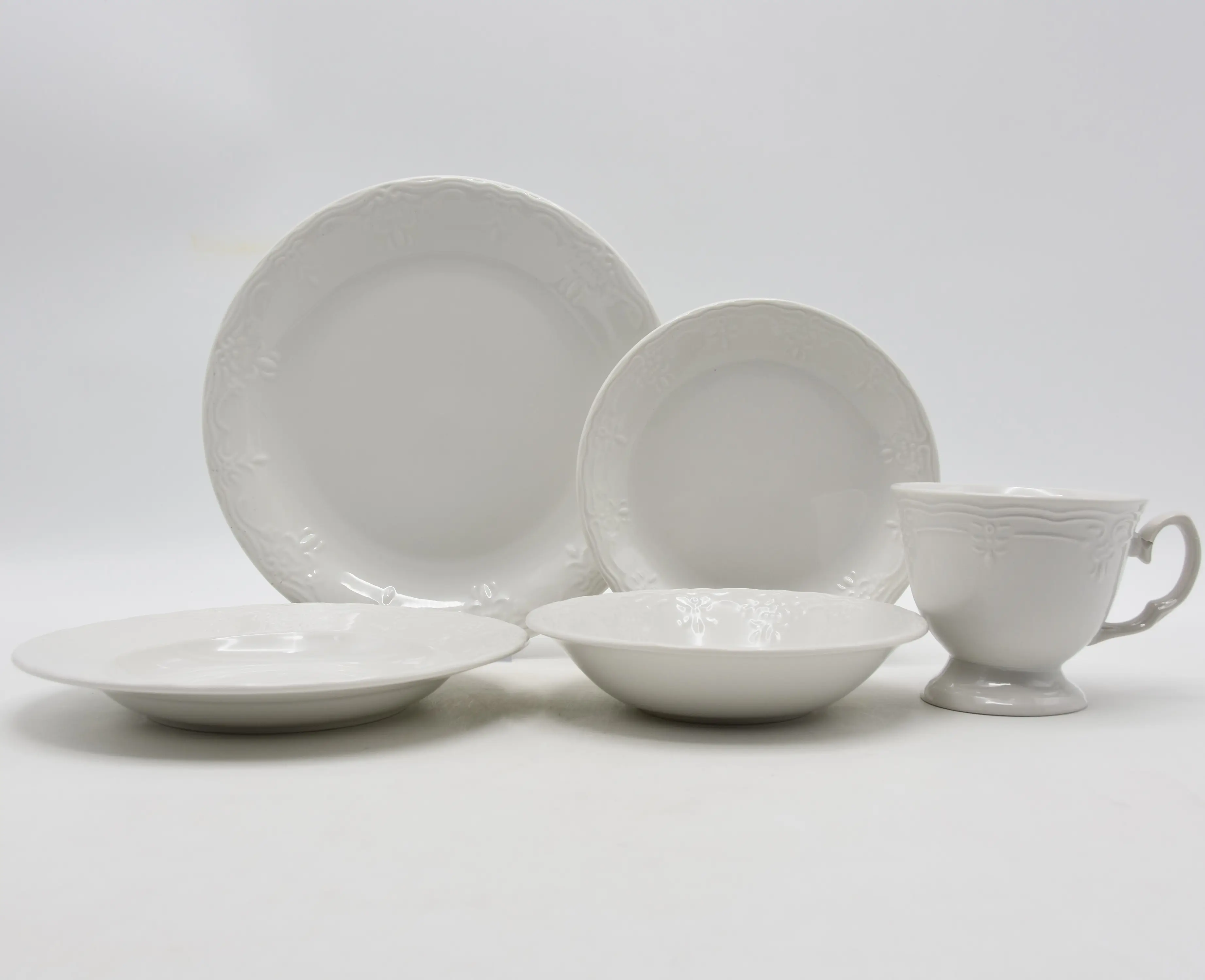 Juego de vajilla de cerámica de cinco piezas con relieve de vides blancas puras e impecables europeas