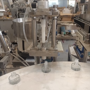 Linea di Produzione Automatica su Piccola Scala per Riempimento e Confezionamento di Smalto Gel, Macchina Rotativa per Riempimento e Tappatura di Bottiglie di Liquidi e Oli - Product Image 2