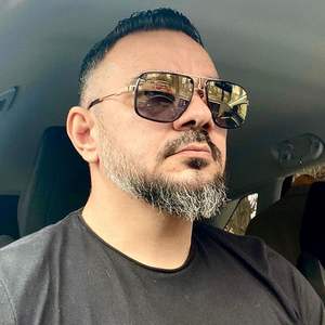 Nouvelles lunettes de soleil rétro à monture carrée pour hommes, monture dorée, verres noirs, protection UV400, pour la conduite et les tenues tendance - Product Image 3