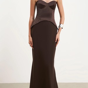 Robe longue bustier en satin marron chocolat pour femme, décolleté cœur, coupe sirène, idéale pour les soirées formelles et les fêtes - Product Image 2