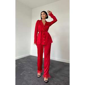 Ensemble deux pièces en satin rouge luxueux avec pompons, coupe ample, short court, pour femme, vente en gros - Product Image 3