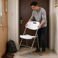 Chaise pliante en plastique populaire pour événements, avec structure robuste en acier, portable et dotée d'un trou de transport, idéale pour mariages, fêtes et banquets