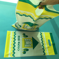 Sac à soufflets latéraux en stock avec poignée découpée, résistant à l'humidité, en PE, avec logo personnalisé sérigraphié, emballage de haute qualité pour vêtements