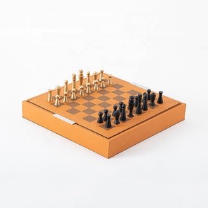 Jeu d'échecs en aluminium noir et or avec plateau en cuir pour la décoration de la maison et les cadeaux - Product Image 4