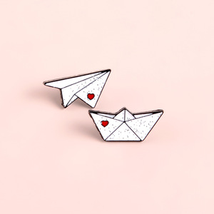 Vente en gros d'avion en métal personnalisé avion en papier bateau broche en émail broches insignes de revers souvenirs de dessin animé sur le thème des fées - Product Image 2