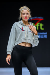 Sudadera con capucha de diseñador de estilo Vintage de primavera para mujer, cuello con capucha y ombligo expuesto corto, patrón de letras impresas, eslogan personalizable - Product Image 3