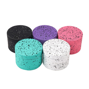 Molinillo de Aleación de Aluminio Metálico de 63 mm de Alta Calidad con Diseño Colorido para <span class=keywords><strong>Tabaco</strong></span>, Hierbas y <span class=keywords><strong>Pintura</strong></span> de Goma para Accesorios de Encendedores - Product Image 1