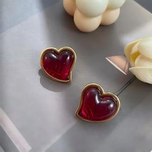 Boucles d'oreilles pendantes géométriques en forme de cœur pour femme, style rétro français, couleur bordeaux, en cuivre rouge et résine, accessoire de mode de luxe léger - Product Image 5