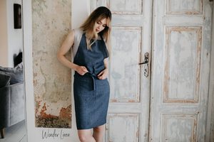 Delantal completo de mezclilla de lino clásico de color personalizado con bolsillos uniforme de cocina de lino suave para mujeres y hombres para uso en salón - Product Image 3