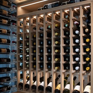 Cave à <span class=keywords><strong>vin</strong></span> en bois massif sur mesure Royal Metal avec enceinte en verre et éclairage LED, stockage de <span class=keywords><strong>vin</strong></span> de luxe pour les intérieurs de villas et d'hôtels - Product Image 2