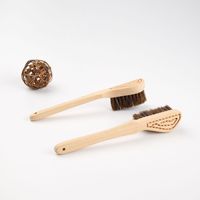 Brosse d'escalade en poils de sanglier de qualité industrielle avec manche en bois durable pour un retrait précis de la craie sur les prises d'escalade intérieures et en salle.