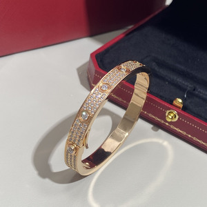 Bracelet de <span class=keywords><strong>couple</strong></span> en acier inoxydable réglable en or 18K Bracelet manchette ouvert incrusté de zircons <span class=keywords><strong>Gravure</strong></span> personnalisée Conception hypoallergénique - Product Image 3