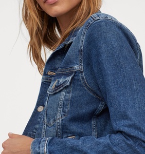 Chaqueta Vaquera Ajustada de Mujer con Detalles de Crochet y Borreguito, Logotipo Personalizado, Forro Sintético Impermeable, Diseño Profesional, Decoración con Botones - Product Image 4