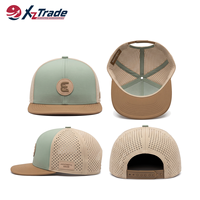 Casquette de baseball personnalisée OEM ODM à 6 panneaux bicolore, perforations laser, patch PVC, visière plate, fermeture snapback, casquette de sport
