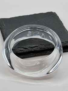 กำไลเรซิ่นน้ำหนักเบาสำหรับผู้หญิงที่มีลวดลายสีสันสดใส ทนทานและมีสไตล์ - Product Image 2