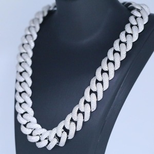 Collier chaîne cubaine de qualité supérieure, serti de pierres étincelantes en moissanite VVS, bijou de luxe disponible à la vente - Product Image 1
