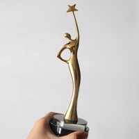 Métal doré de haute qualité en forme de femme, récompenses et trophée de déesse en cristal avec des Souvenirs de Base en cristal
