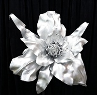 Décoration géante en fleurs artificielles en EVA argenté pour vitrine de centre commercial et merchandising visuel en magasin
